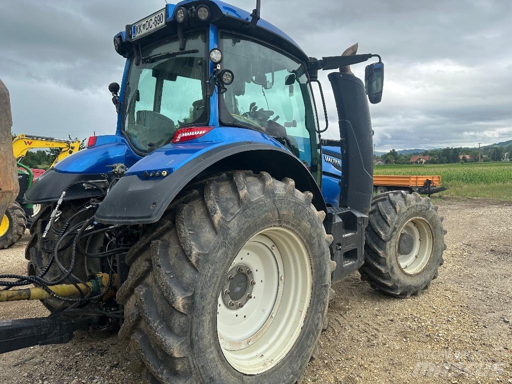 Valtra T 174 E الجرارات