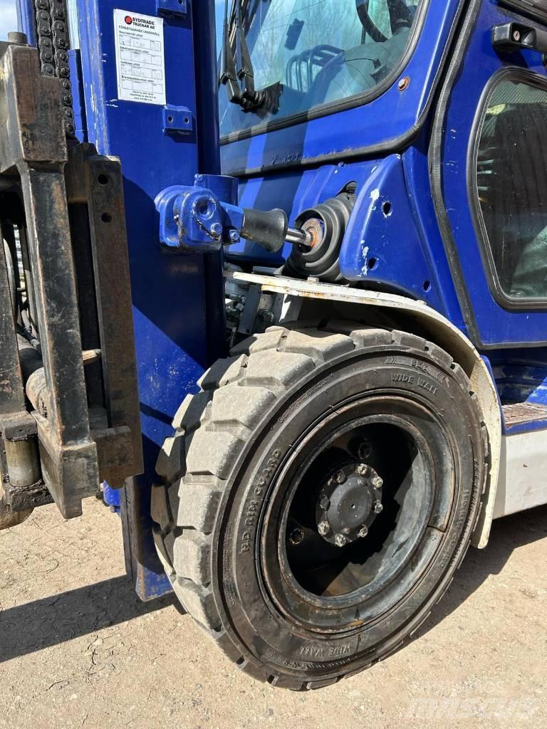 Komatsu FD 30 T-14 شاحنات الديزل