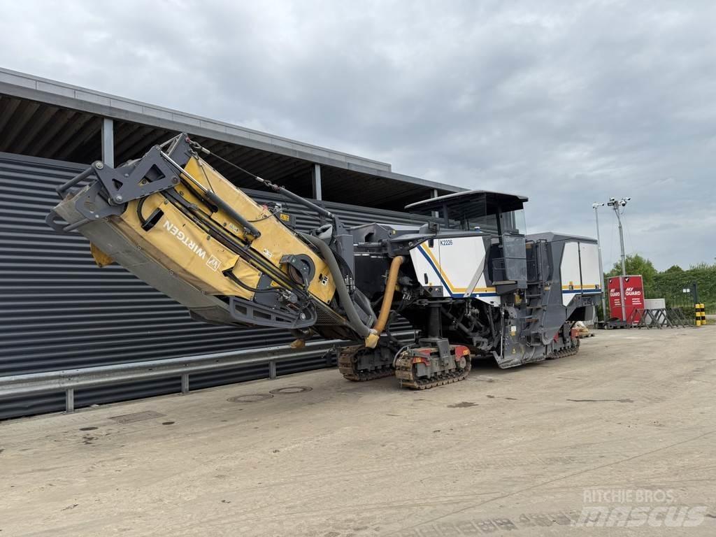 Wirtgen W 220 FI ماكينات الكشط البارد للأسفلت