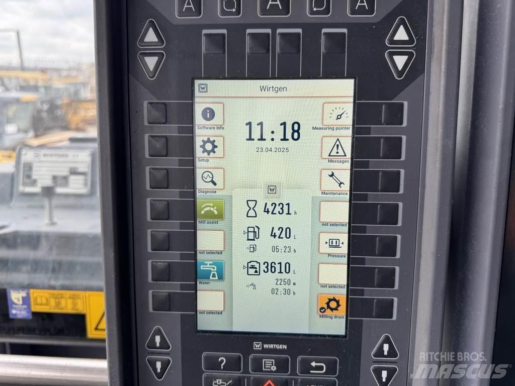 Wirtgen W 220 FI ماكينات الكشط البارد للأسفلت