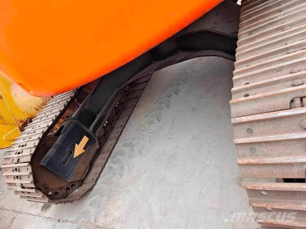 Hitachi ZX 135 US حفارات زحافة