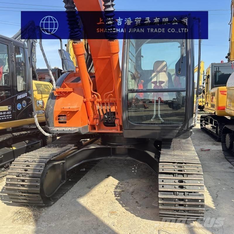 Hitachi ZX 135 US حفارات زحافة