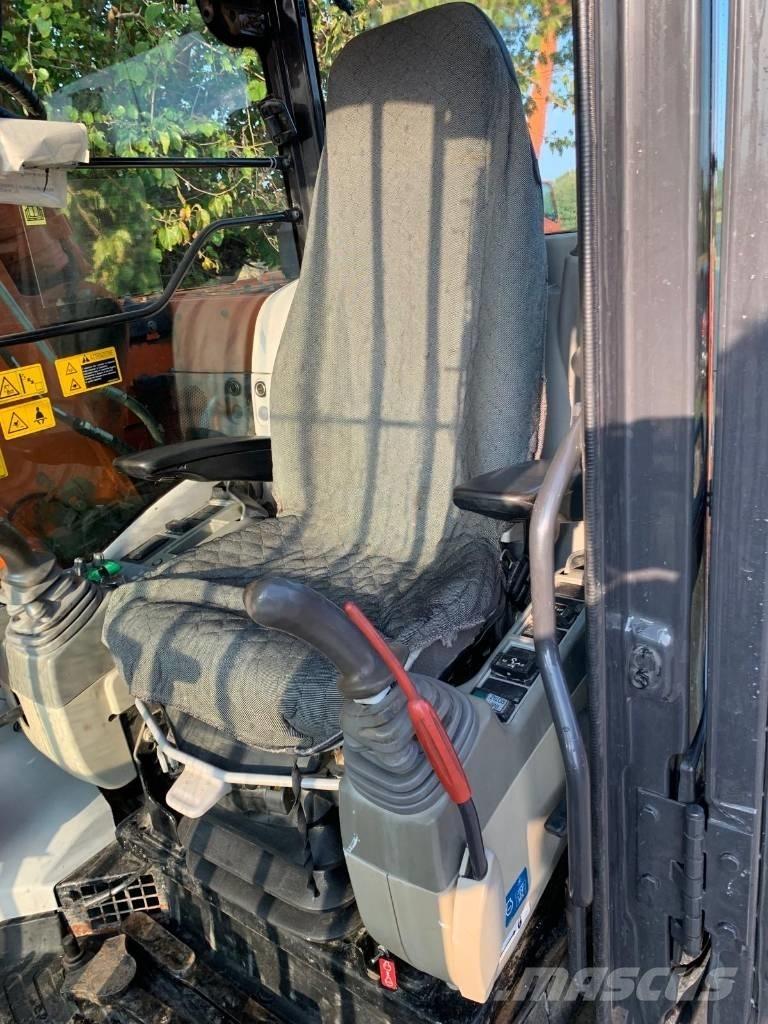 Hitachi ZX 135 US-5B حفارات زحافة
