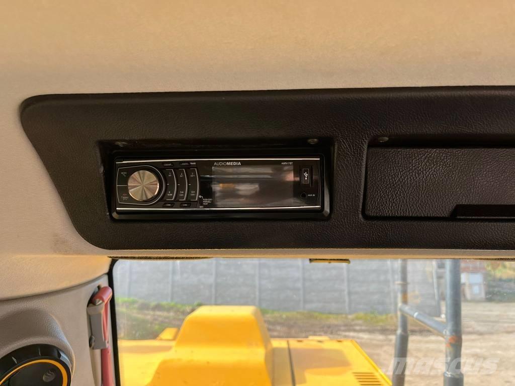 JCB 220X C 4F حفارات زحافة