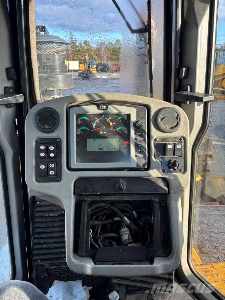 CAT D 6 T LGP بلدوزرات مجنزرة