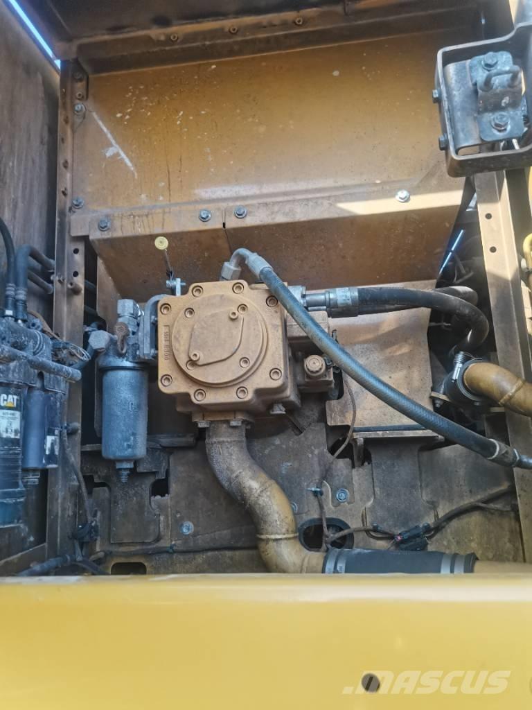 CAT 320 GC حفارات زحافة