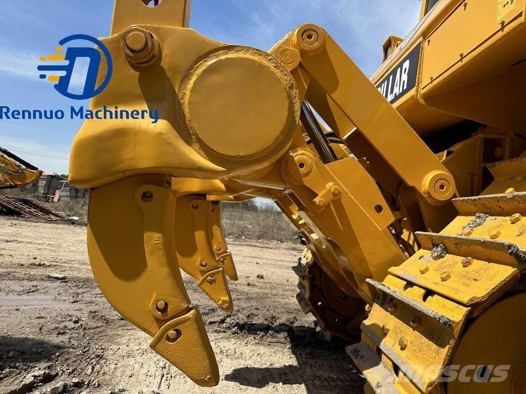 CAT D 8 R بلدوزرات مجنزرة
