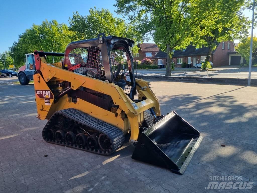 CAT 257 D لوادر انزلاقية التوجيه