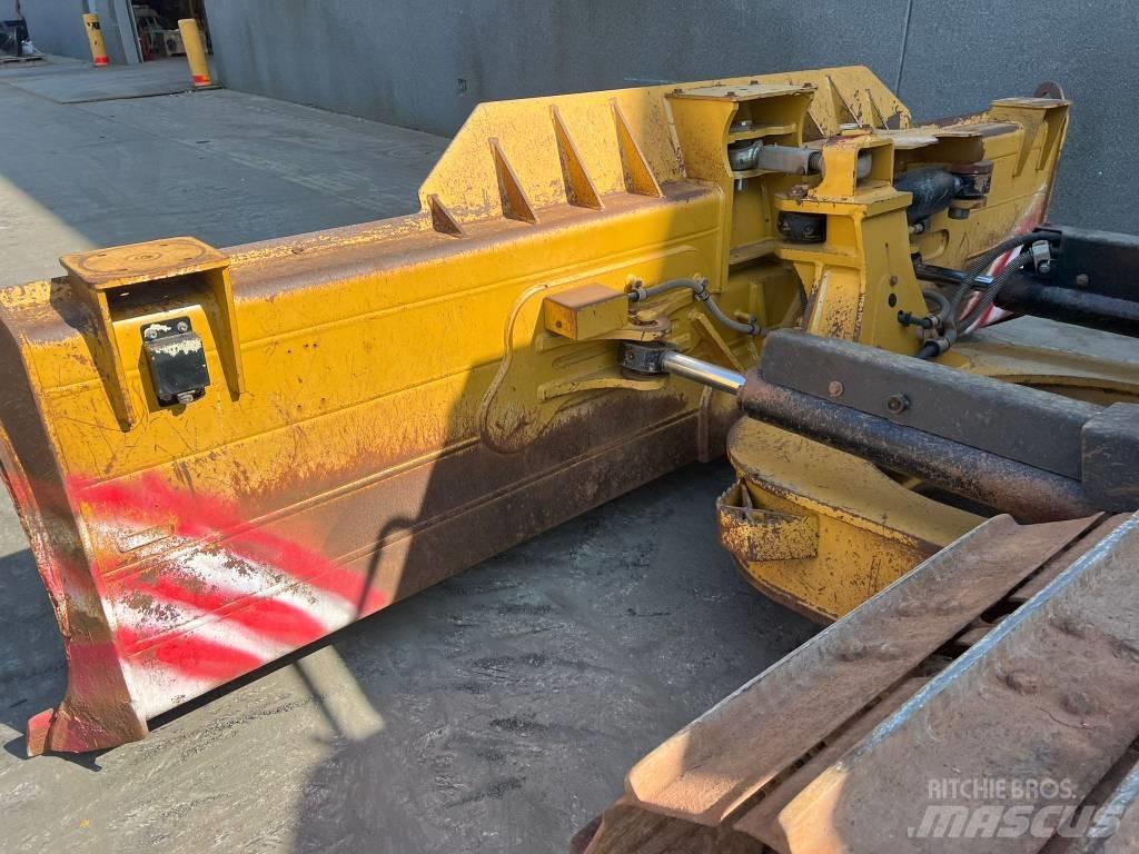 CAT D 6 N LGP بلدوزرات مجنزرة