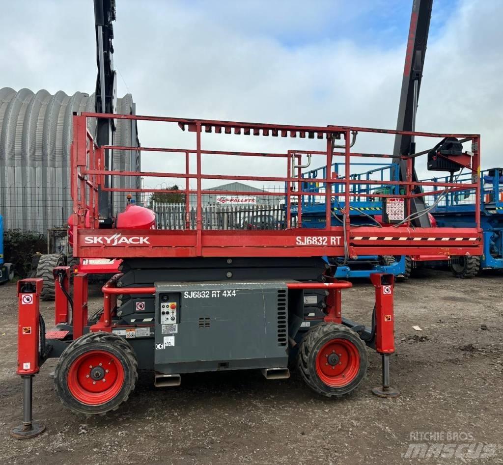 SkyJack SJ 6832 RT رافعات مقصية الشكل