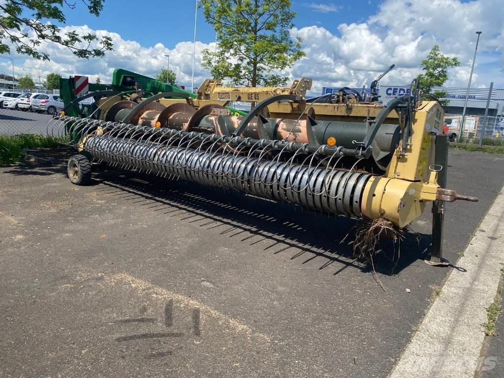 John Deere 8200 حصادات الأعلاف