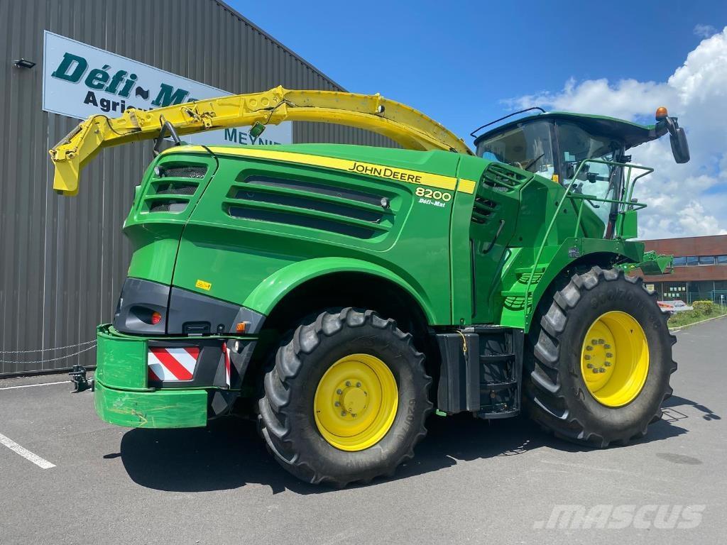John Deere 8200 حصادات الأعلاف