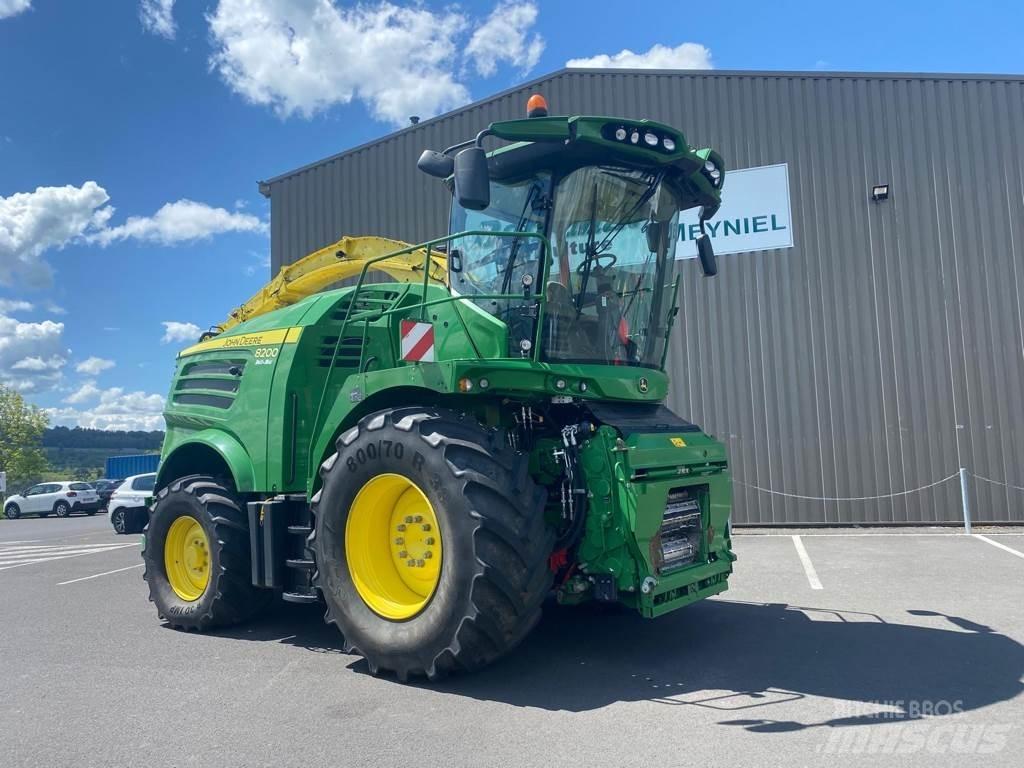 John Deere 8200 حصادات الأعلاف