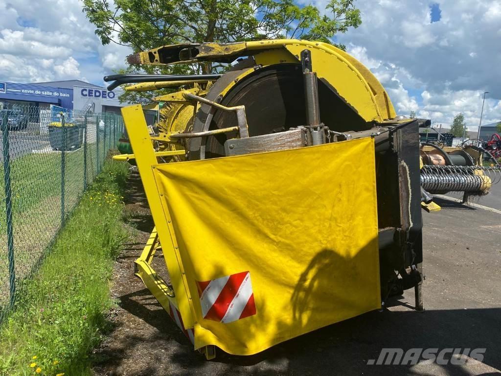 John Deere 8200 حصادات الأعلاف