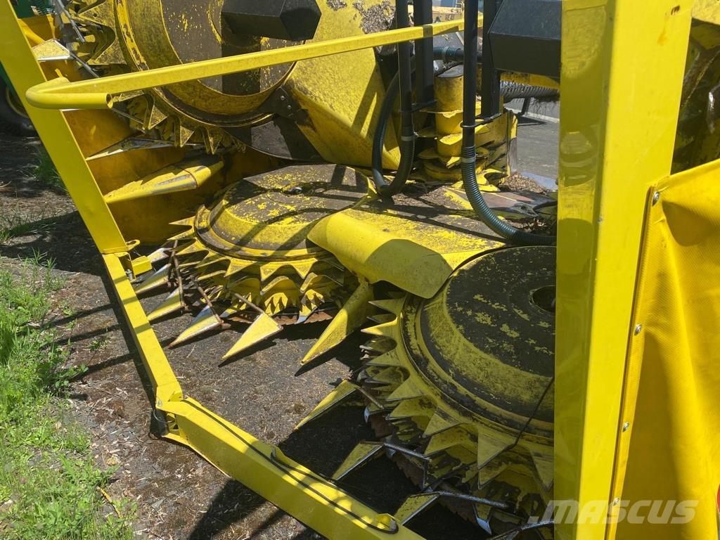 John Deere 8200 حصادات الأعلاف