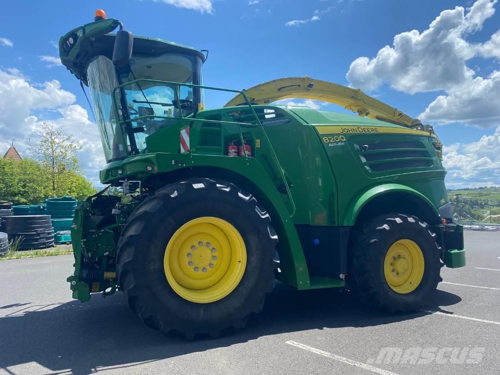 John Deere 8200 حصادات الأعلاف