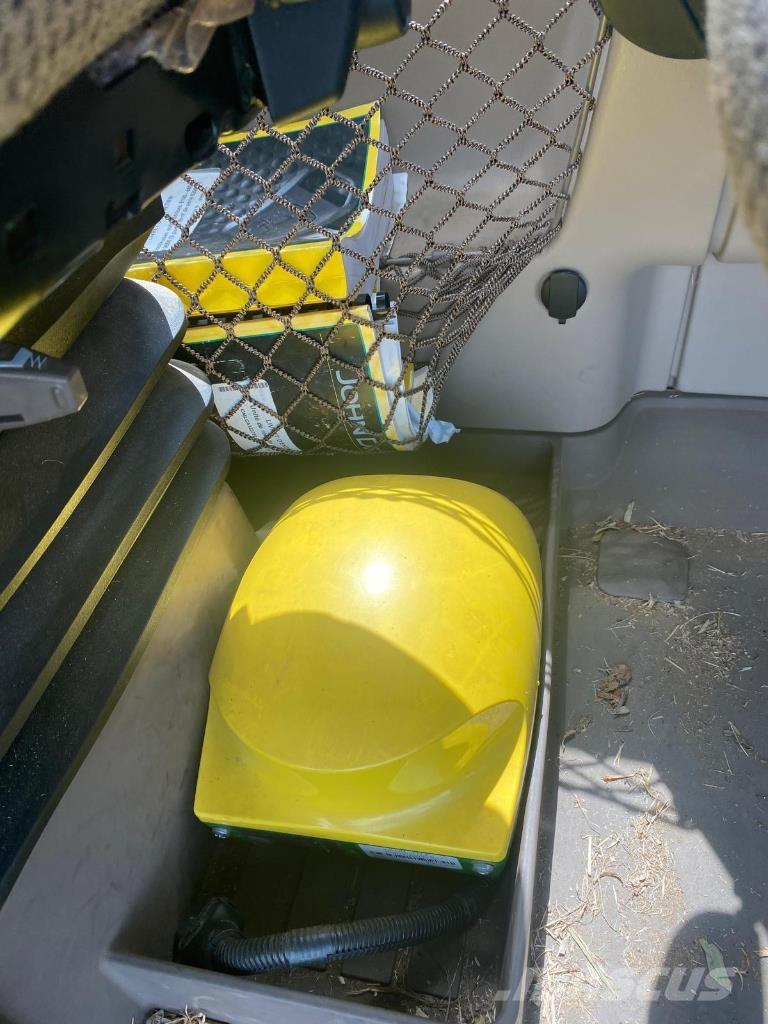 John Deere 8200 حصادات الأعلاف