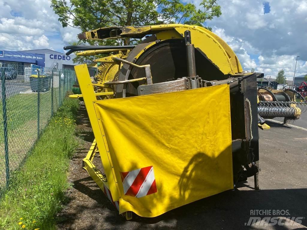 John Deere 8200 حصادات الأعلاف