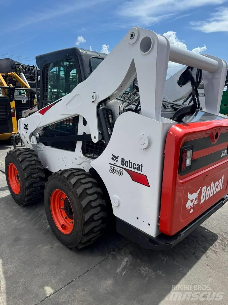 Bobcat S 740 لوادر انزلاقية التوجيه