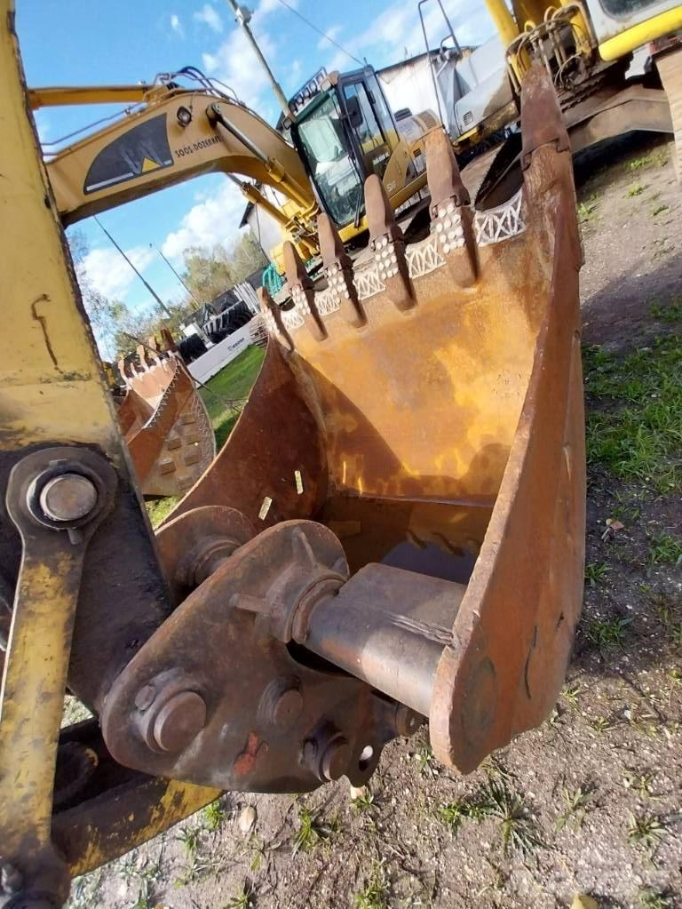 New Holland E 305 حفارات زحافة