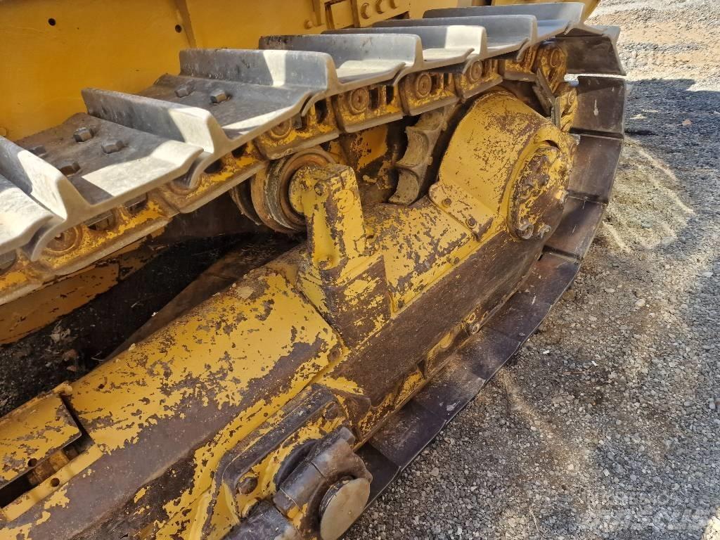 CAT D 6 D بلدوزرات مجنزرة