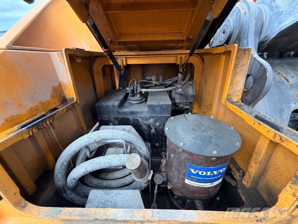 Volvo EC 250 EL حفارات زحافة