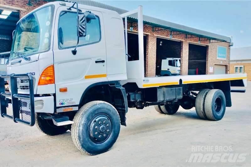 Hino 500 1322 4x4 شاحنات أخرى