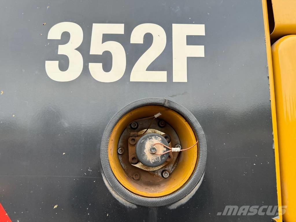 CAT 352 F حفارات زحافة