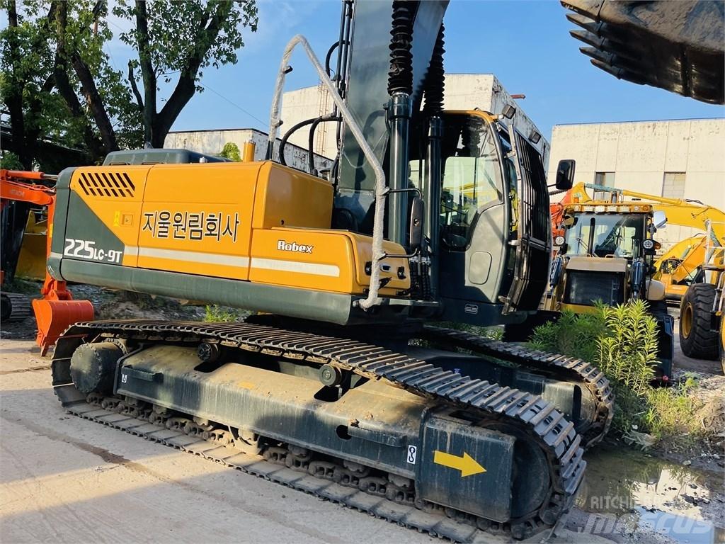 Hyundai 225 lc 9t حفارات زحافة