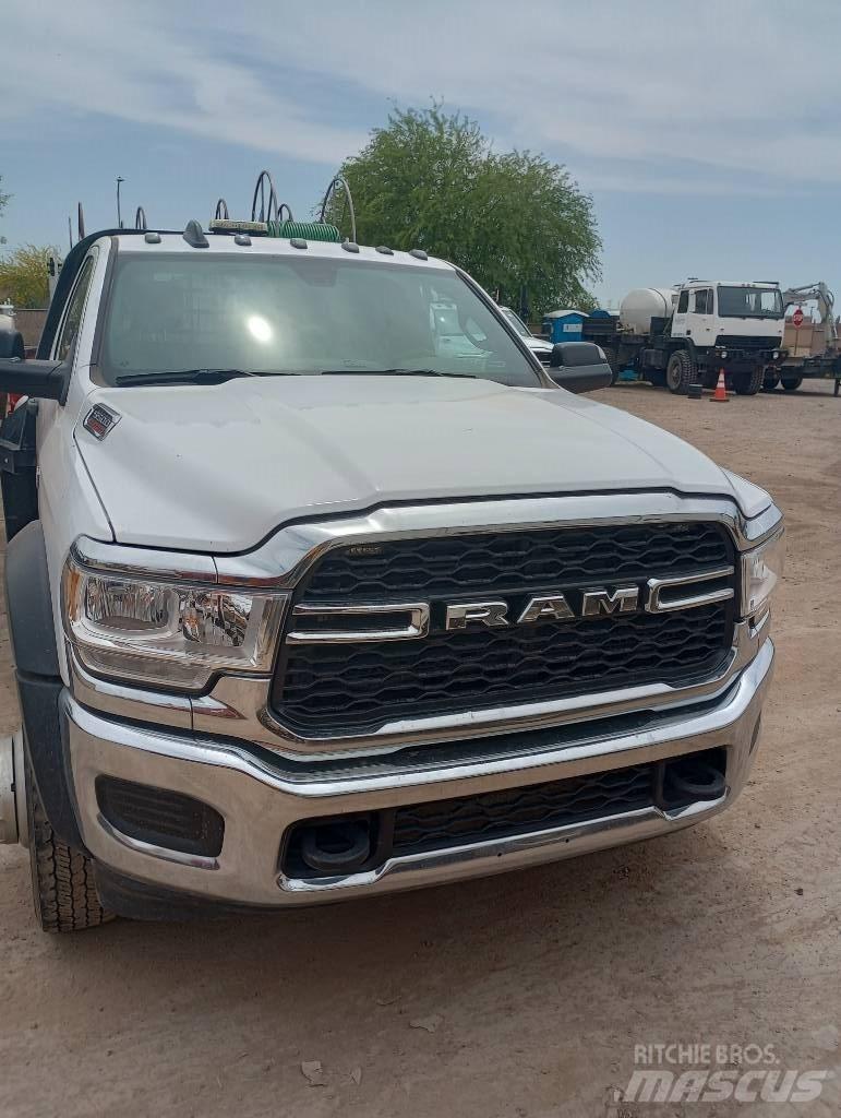 RAM 5500 شاحنات مسطحة/مفصلية الجوانب