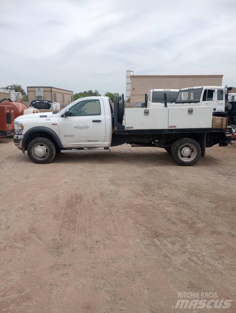 RAM 5500 شاحنات مسطحة/مفصلية الجوانب