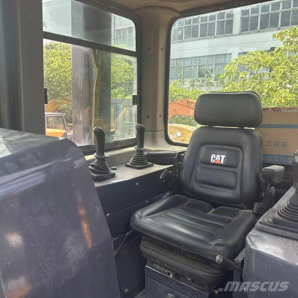 CAT D 8 R بلدوزرات مجنزرة