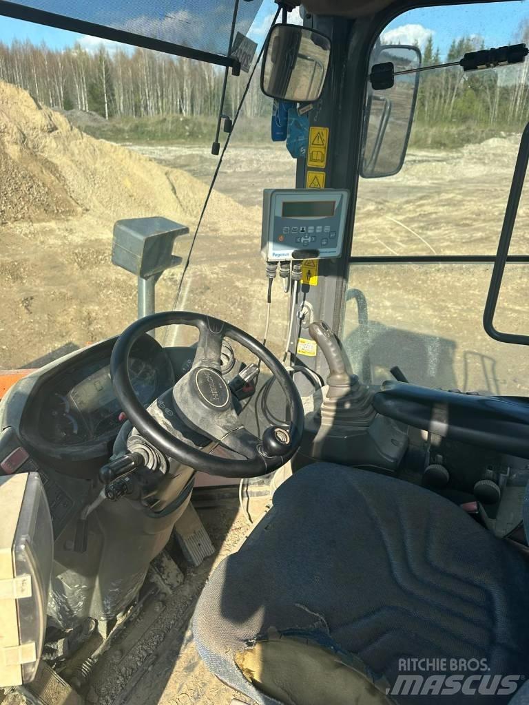 Hitachi ZW 250 لوادر بعجل