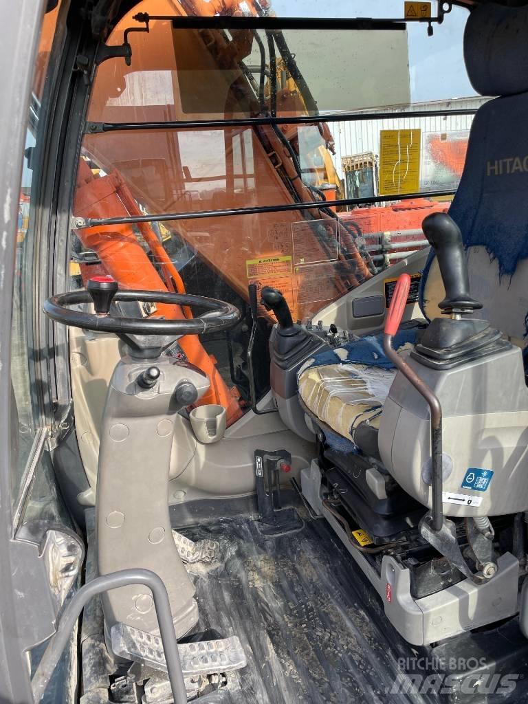 Hitachi Zaxis 140 W حفارات بعجل