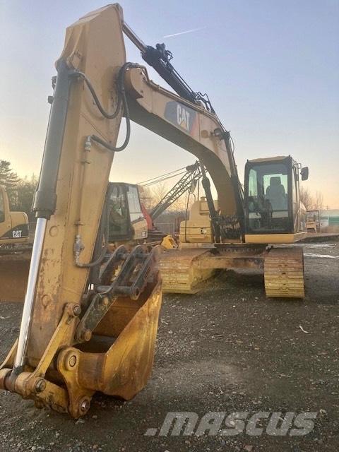 CAT 320 D حفارات زحافة