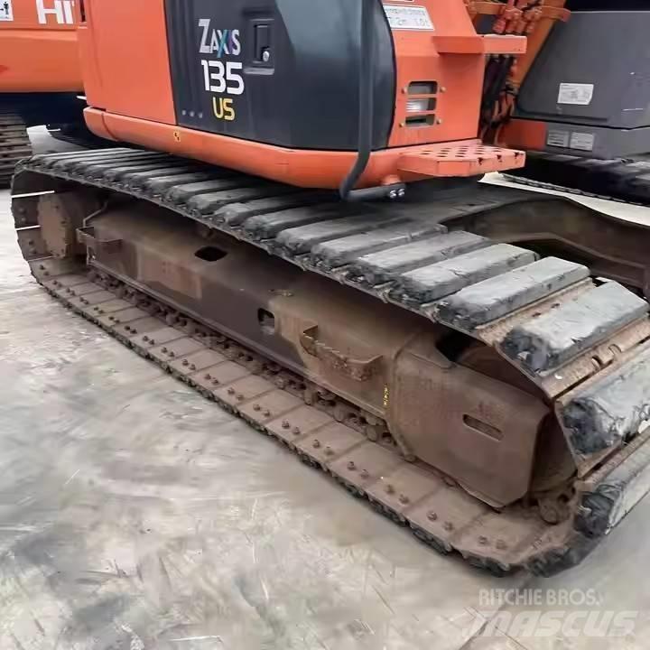 Hitachi ZX135US حفارات زحافة