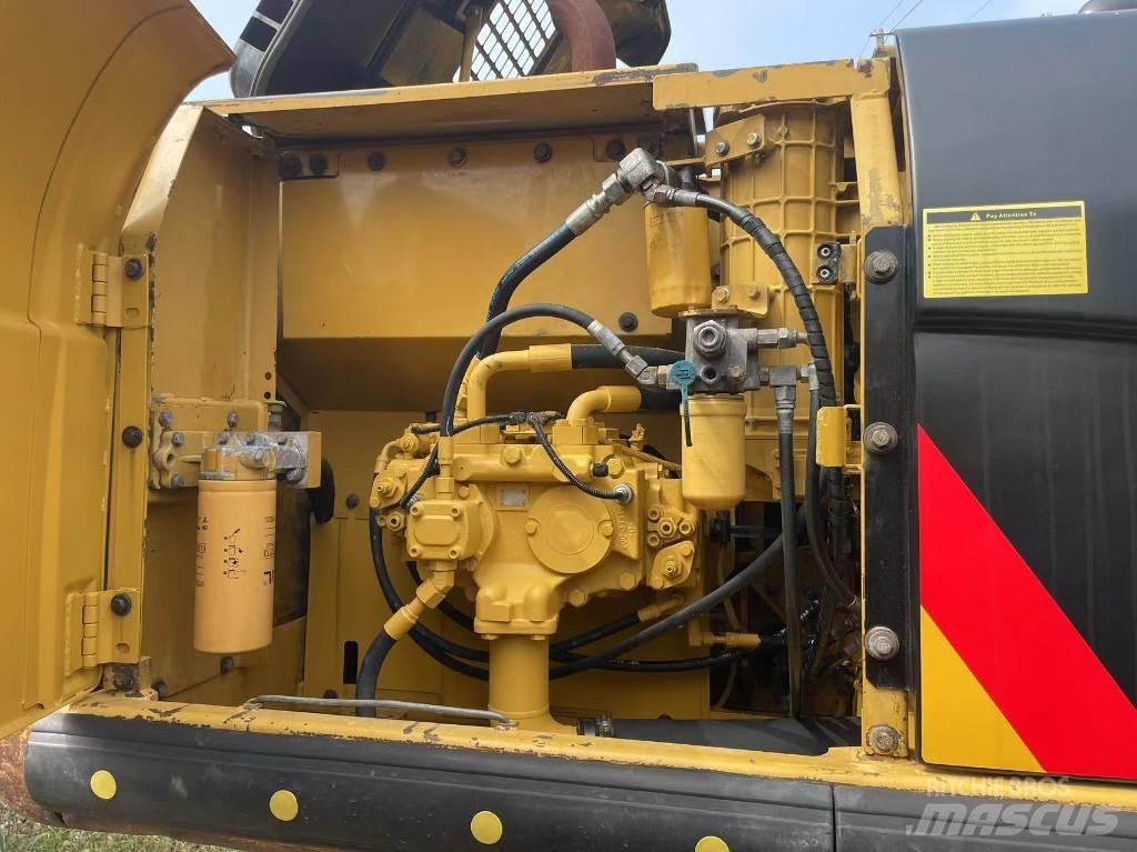 CAT 320 D حفارات زحافة