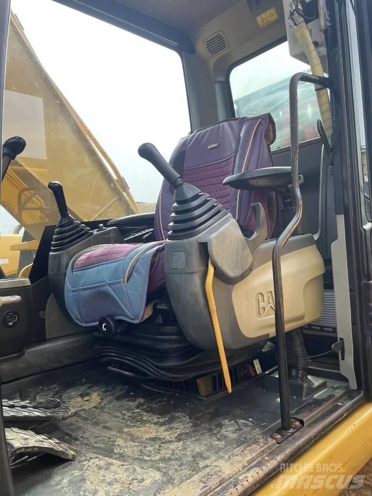 CAT 320 D حفارات زحافة