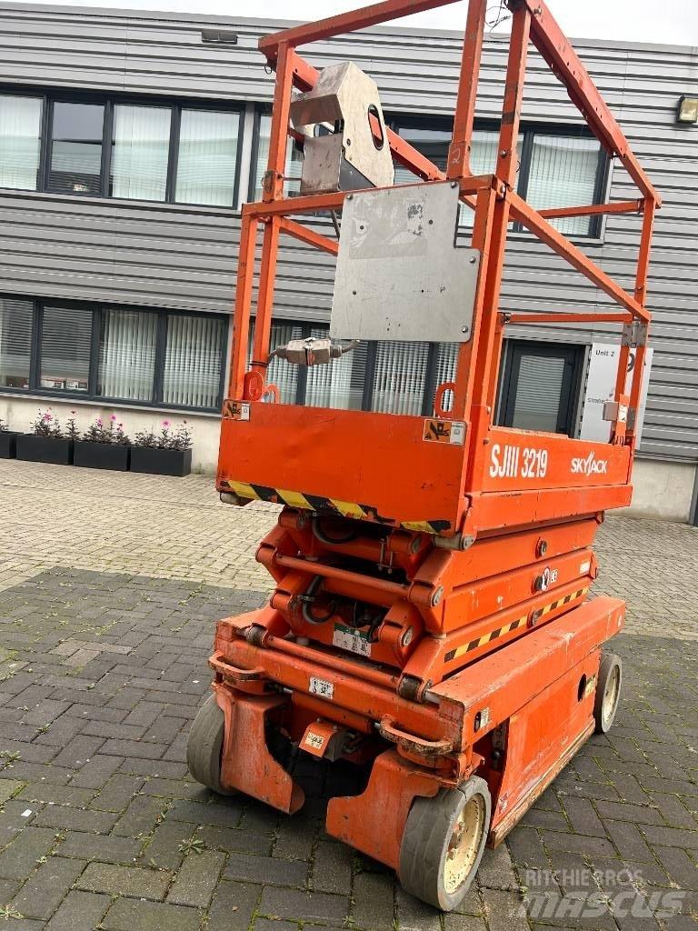 SkyJack SJ III 3219 رافعات مقصية الشكل