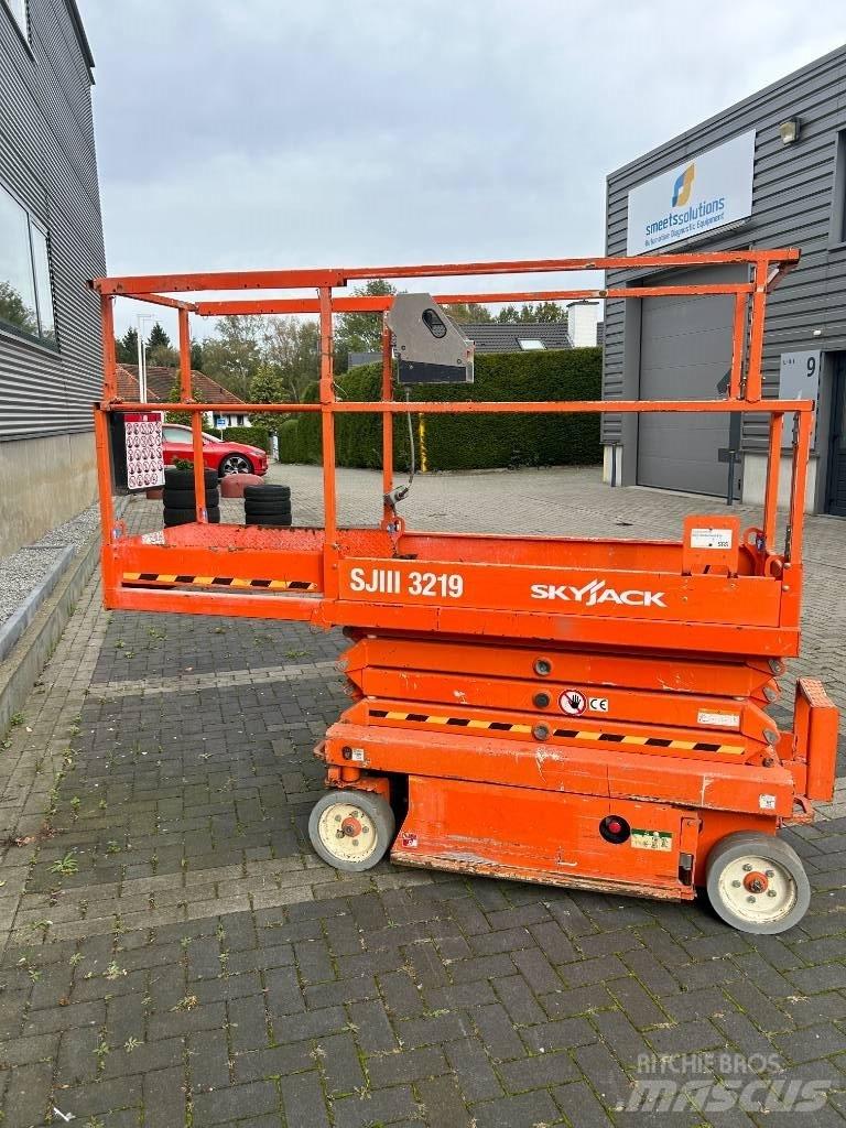 SkyJack SJ III 3219 رافعات مقصية الشكل