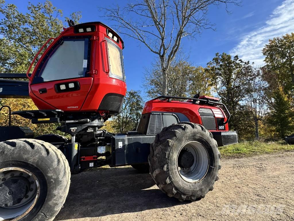 Komatsu 951 حصادات