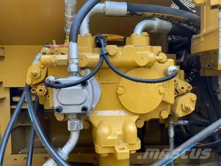 CAT 320 C حفارات زحافة