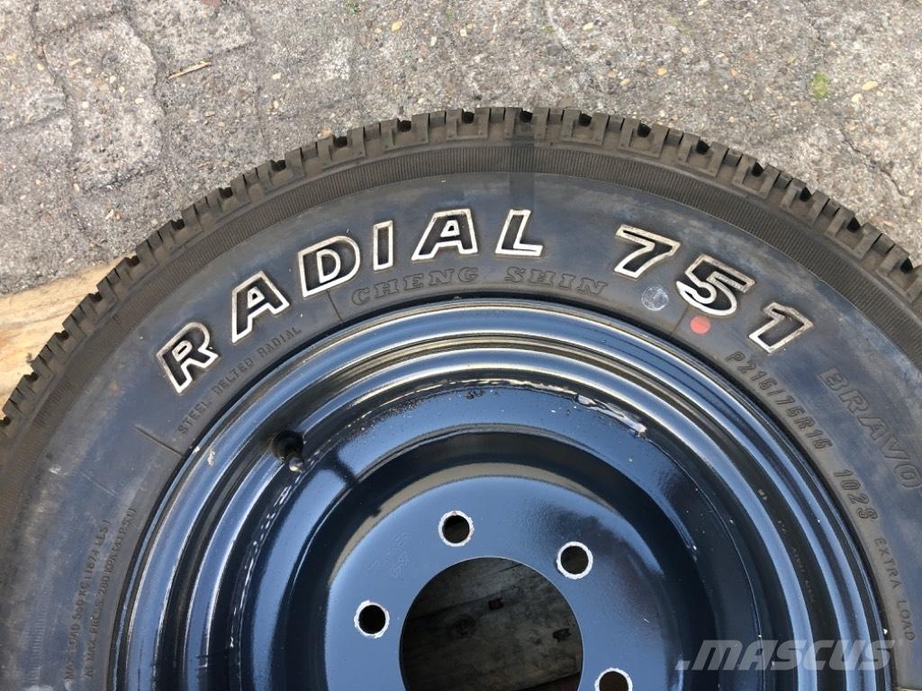  Radial 751 جرارات مدمجة