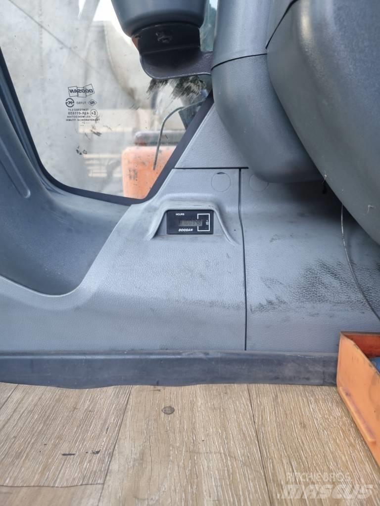 Doosan DX 140 LC حفارات زحافة