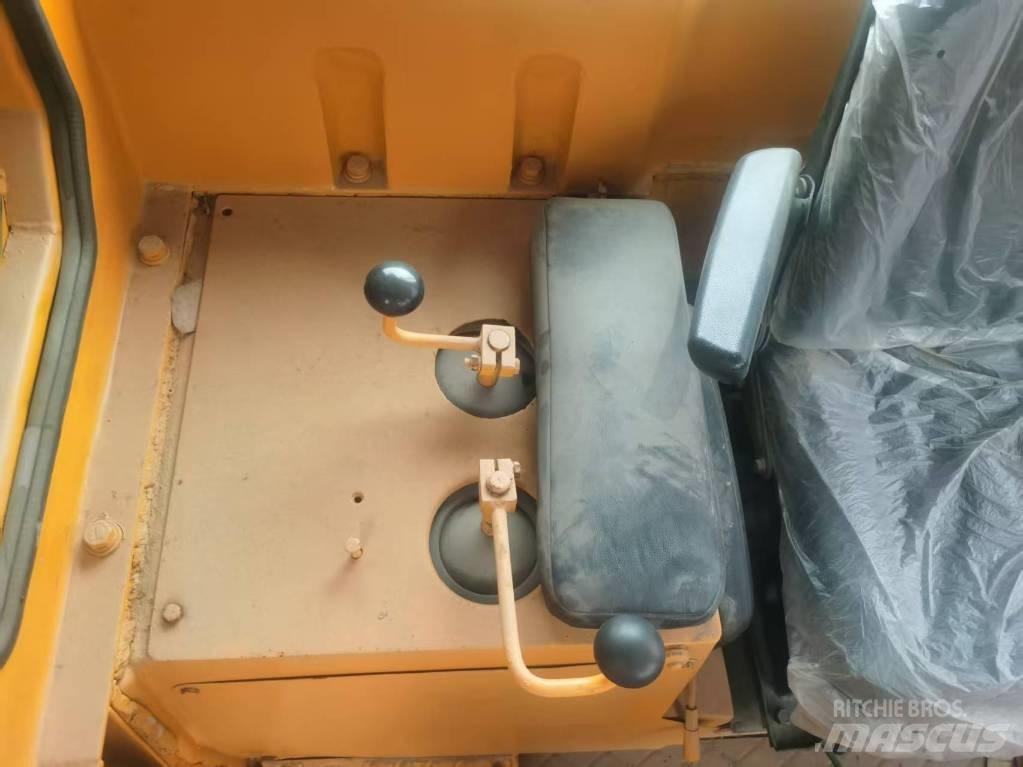 CAT D 7 G بلدوزرات مجنزرة