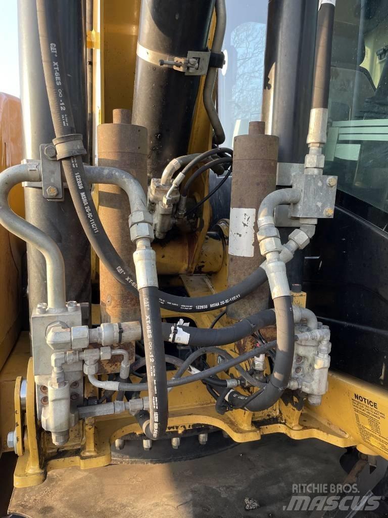 CAT M 313 D حفارات بعجل