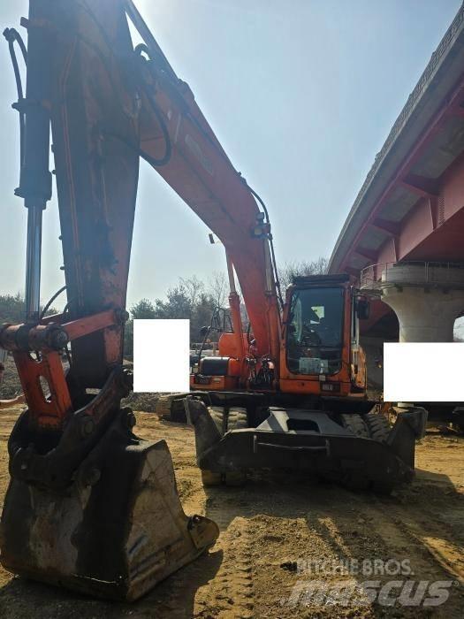 Doosan DX 210 W حفارات بعجل