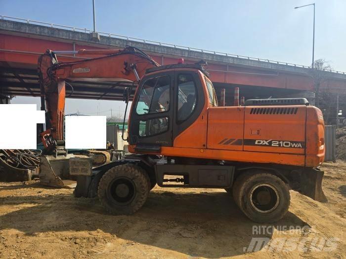 Doosan DX 210 W حفارات بعجل