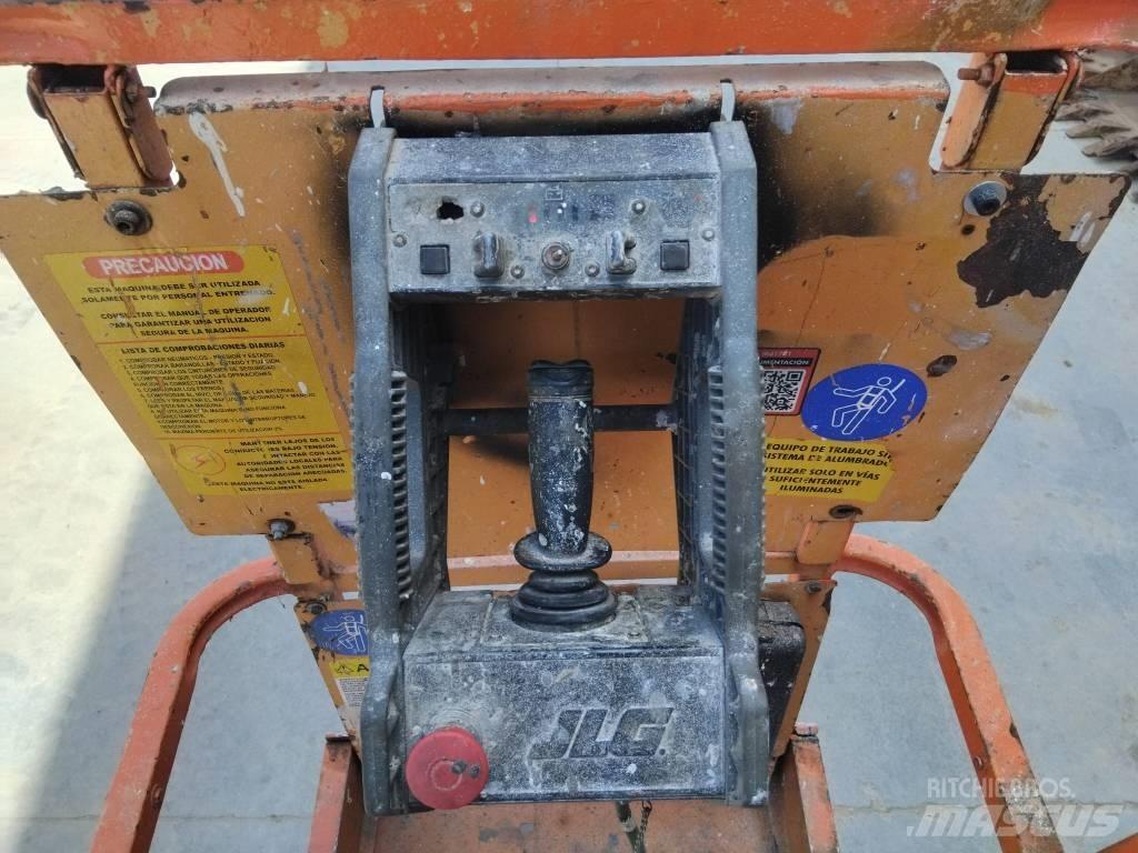 JLG 2030 ES رافعات مقصية الشكل