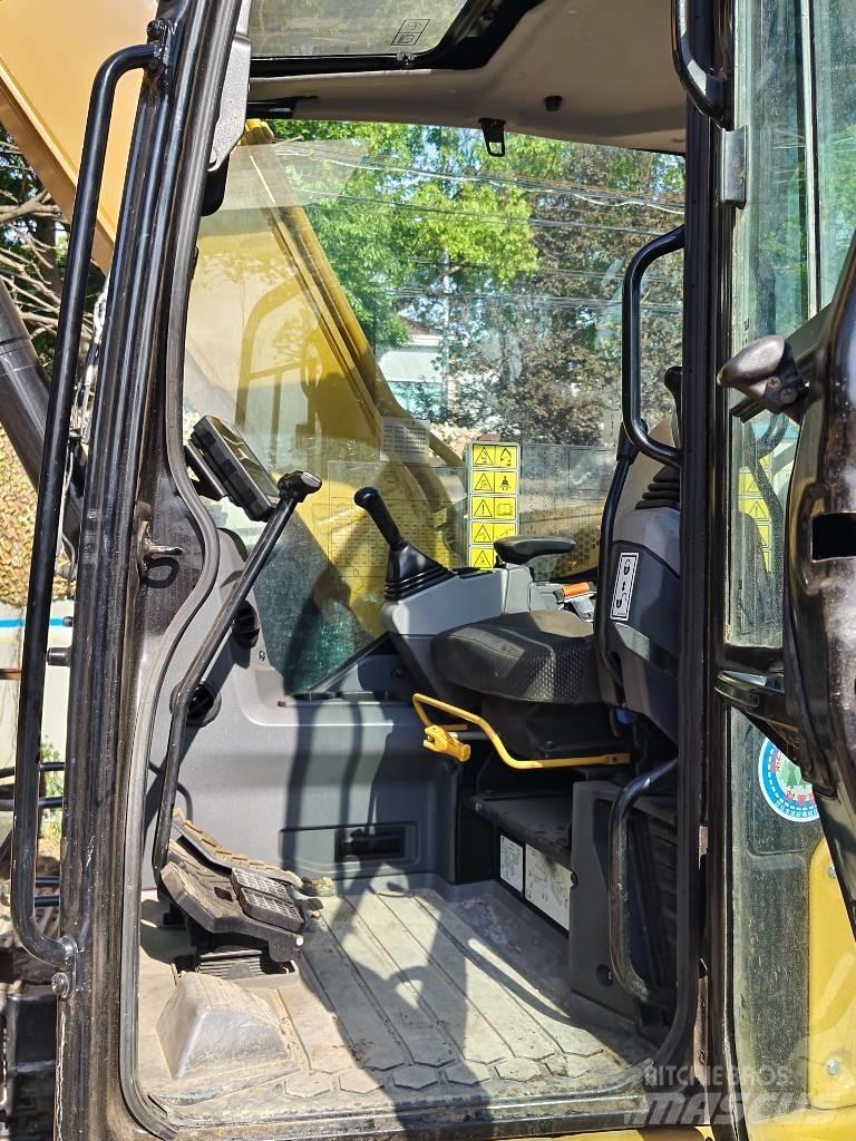 CAT 310 حفارات زحافة